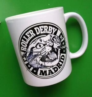 TAZA ROLLER DERBY LOGO GATO